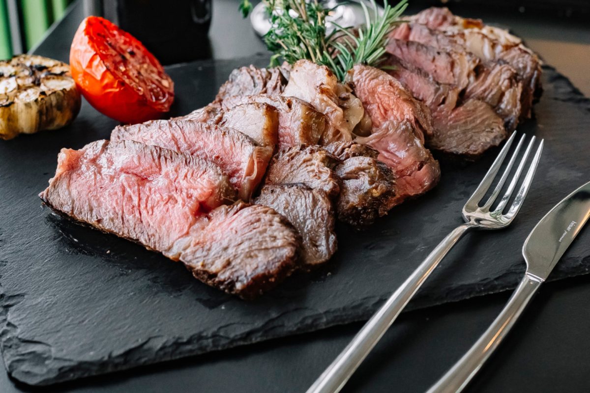 Rôti de bœuf : un plat incontournable pour vos repas professionnels