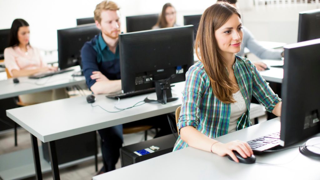 Comment un bachelor informatique prépare aux carrières tech ?